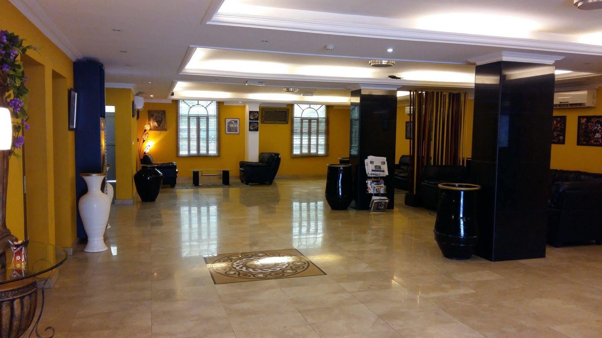 Majestic Hotel Wādī Kabīr Buitenkant foto