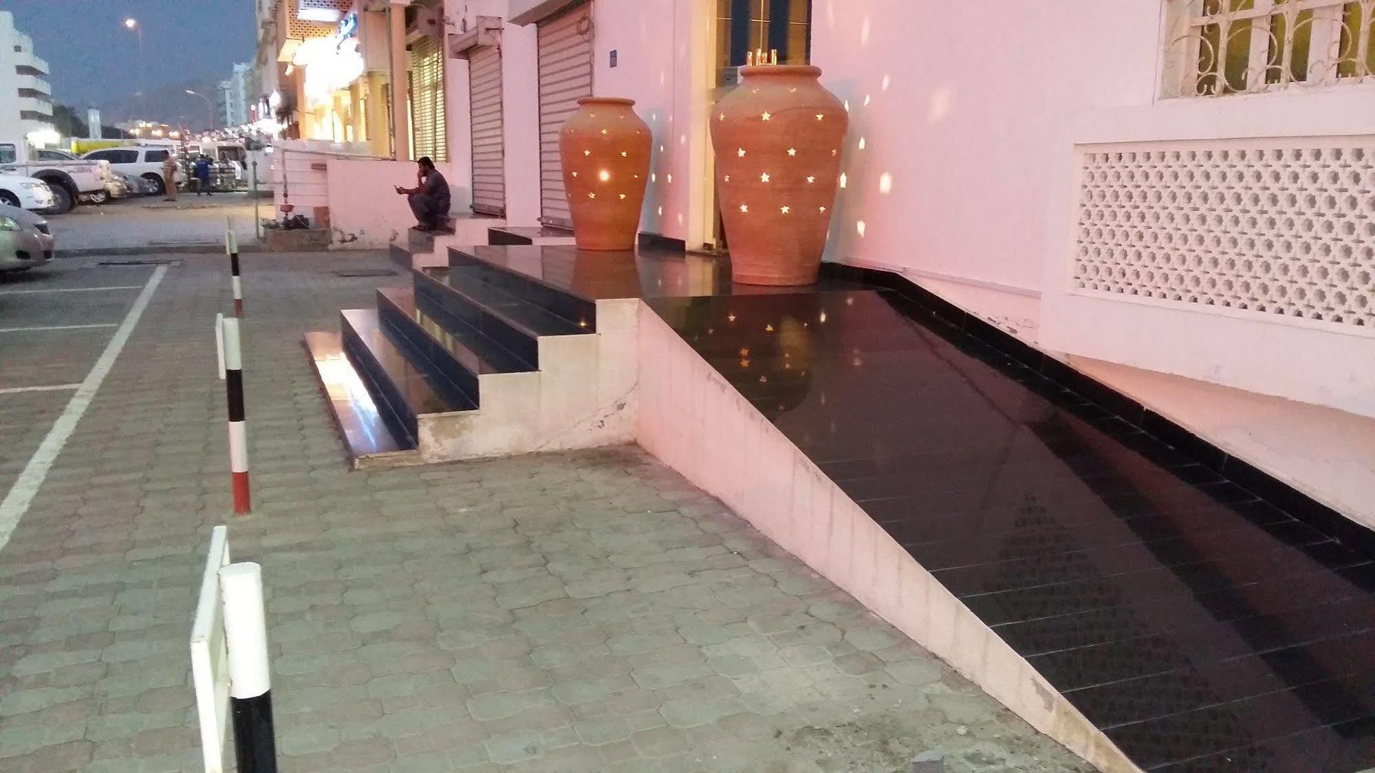 Majestic Hotel Wādī Kabīr Buitenkant foto